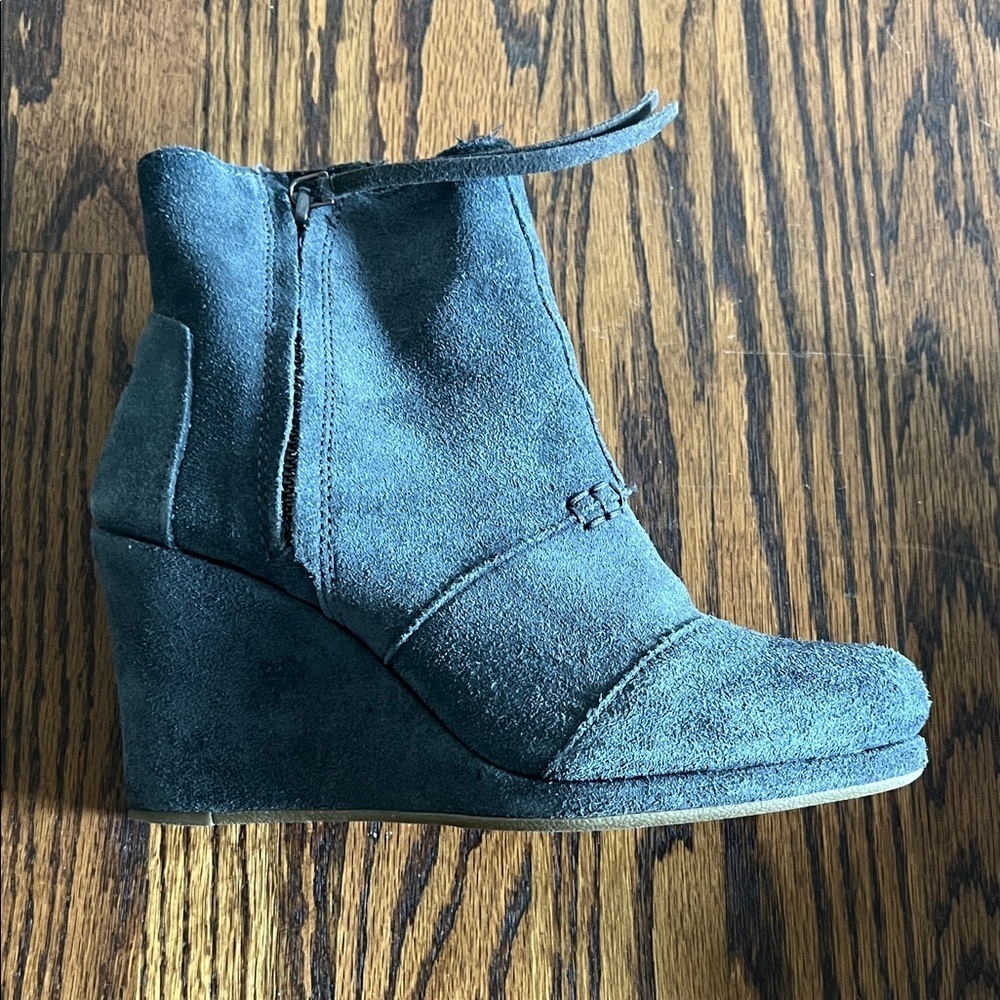 Like🎉TOMS Desert Wedge Dark Gray Suede Wedge Boots Size W7 - Picture 7 of 13
